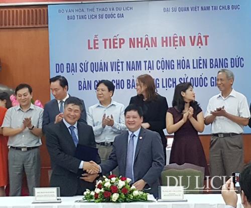 Bảo tàng Lịch sử quốc gia tiếp nhận hiện vật do Đại sứ quán Việt Nam tại CHLB Đức bàn giao